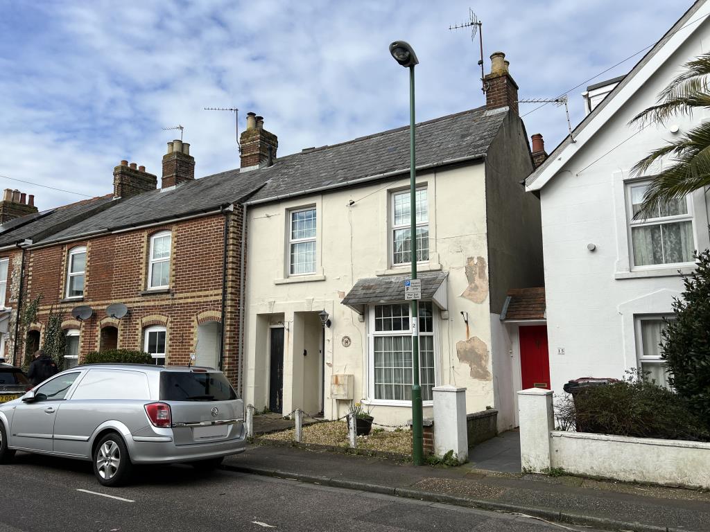 Lot: 19 - SEMI-DETACHED HOUSE WITH STRUCTURAL ISSUES - Front of semi detached house with rendered walls